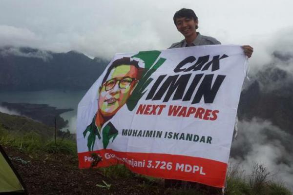 Baliho Cak Imin Next Wapres Terbentang di Puncak Rinjani