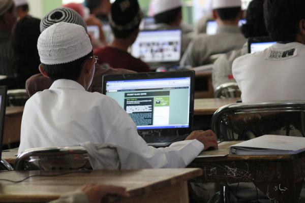 2000 Santri di Cirebon Belajar Media Digital