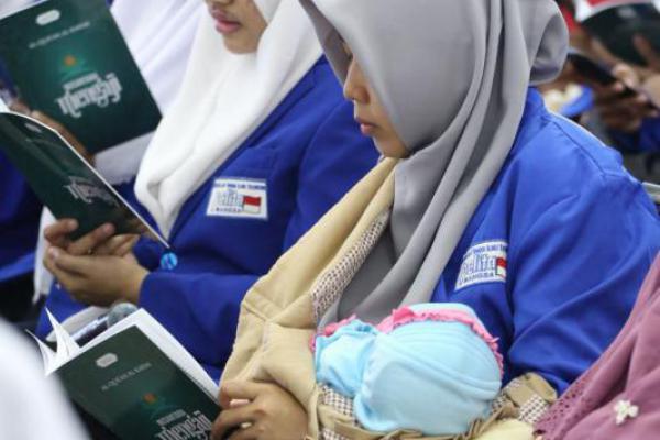 Subhanallah, Afni Gendong Bayinya sambil Khataman Alquran