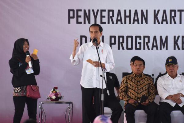 Di Pangkal Pinang, Jokowi Serahkan Bantuan 1.200 PKH
