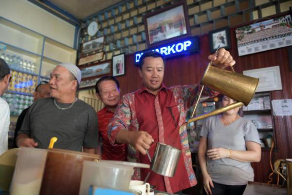 Usai Hadiri Perayaan Cap Go Meh, Menpora Cicipi Kuliner Singkawang