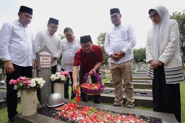 Menjawab Polemik Ziarah Kubur Cak Imin
