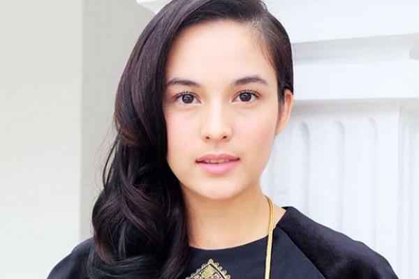 Chelsea Islan Donasi Buku Bacaan Untuk Anak-Anak Kampung Roe