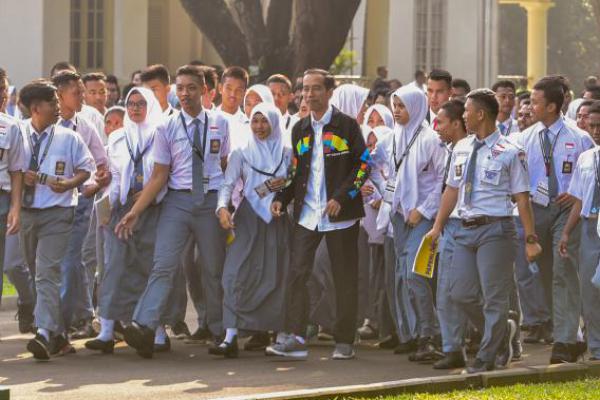 Berjaket Asian Games, Jokowi Terima Kunjungan Ketua OSIS