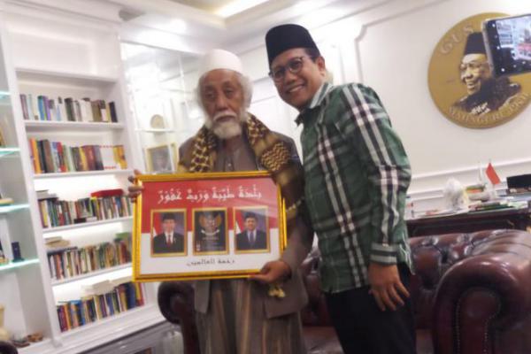 Abuya Muhtadi Serahkan Piagam JOIN, Bukti Serius Dukung Jokowi-Cak Imin