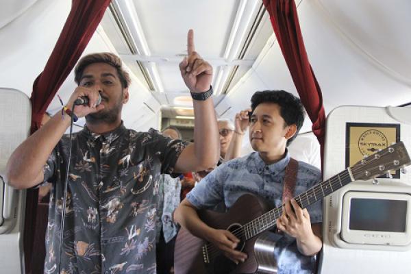 Keren! Garuda Indonesia Hadirkan Live Music Akustik di Pesawat