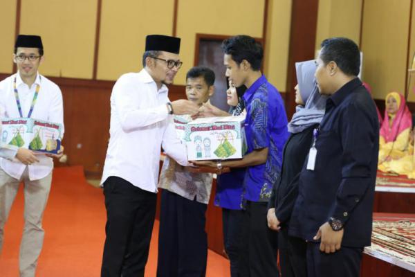 Menaker Hanif Dhakiri Bagikan 1000 Paket Ramadhan