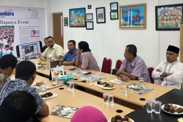 Silaturrahim ke Tribun Pekanbaru, LE Langsung Disambut Pemimpin Redaksi