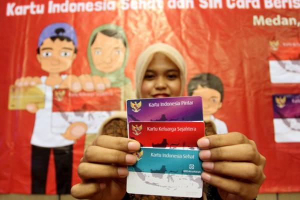 Menteri Agama Serahkan 20.056 KIP Santri di Semarang
