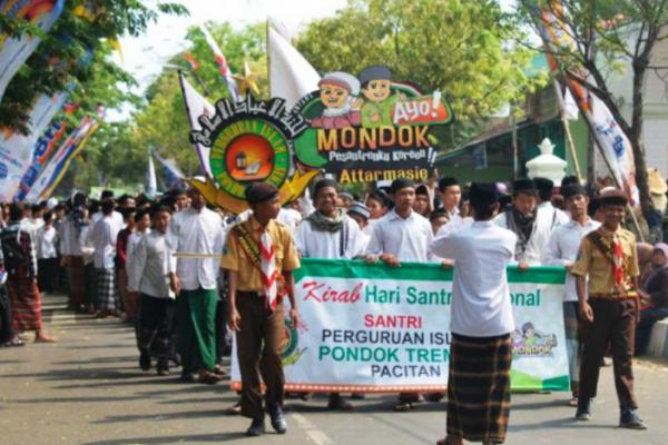 Dari Senam Hingga Konvoi, Ribuan Santri Ramaikan Peringatan Hari Santri Nasional