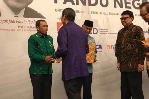 Keren, Wali Kota Palu Terima Anugerah Pandu Negeri 2017 