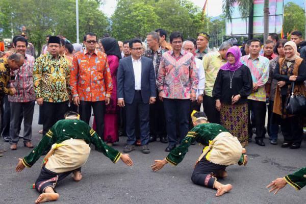 Cak Imin Disambut "Tari Pasambahan" di Kampus UNP Padang