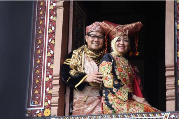 Cak Imin dan Istri Pakai Baju Adat Minangkabau, Warganet Baper
