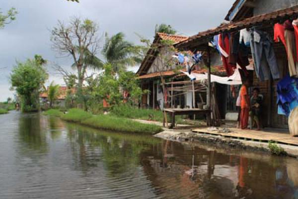 Bisri Romly Salurkan Bantuan untuk Korban Banjir Rob Pekalongan