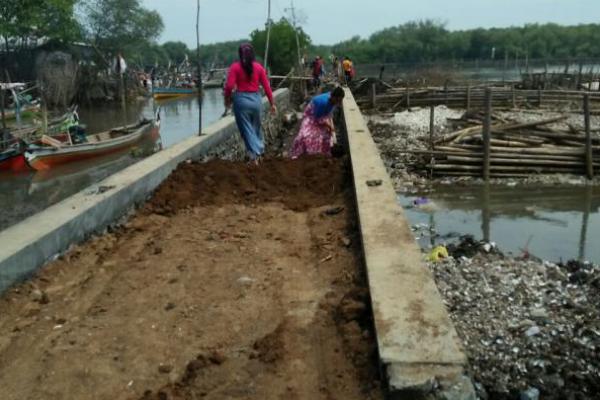 Partisipasi Perempuan dalam Pembangunan Jalan Nelayan
