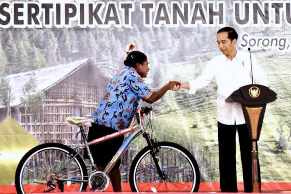 Jokowi Serahkan Sertifikat Tanah pada Masyarakat Sorong
