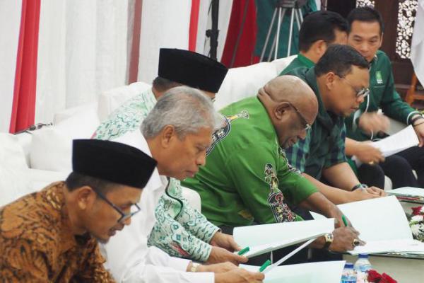 Tak Biasa, Cagub Teken 5 Mandat Politik PKB Secara Terbuka 