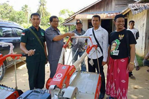 PKB Kayong Utara Serahkan Bantuan Alsintan pada Petani