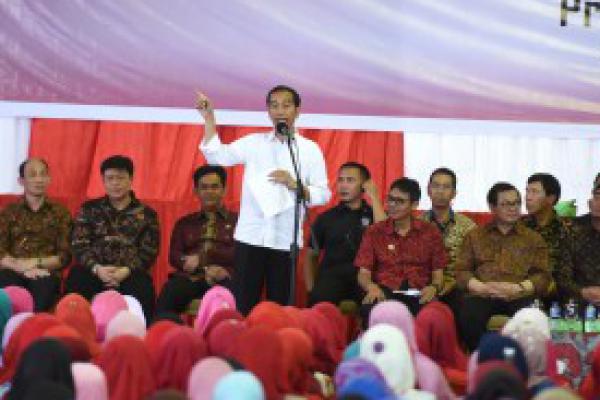 Ke Solok, Jokowi Bagikan KIP dan PKH
