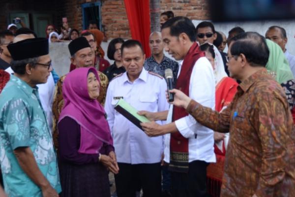 Sambangi Rumah Tokoh Pers Adinegoro, Jokowi Serahkan Ini