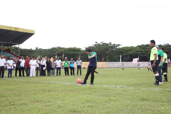 Tendang Bola, Cak Imin Buka LPI Zona Sulbar dan Liga Desa