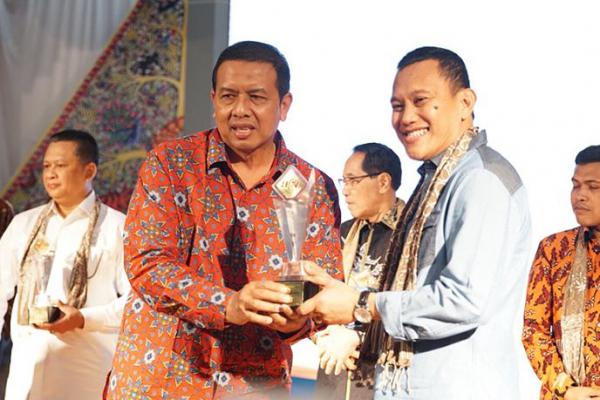 Berdedikasi, Karding Sabet Anugerah Pers Jateng 2018