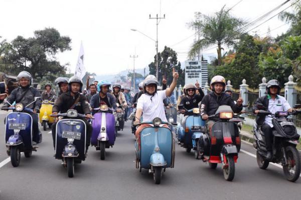 Ziarah Makam KH Idham Chalid, Cak Imin Naik Vespa