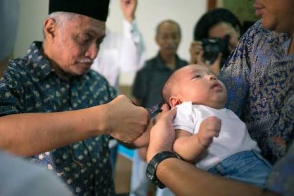 Mencukur Rambut Bayi Membuatnya Tumbuh Tebal, Fakta atau Mitos?