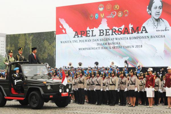 Jokowi Pimpin Upacara Korps Wanita TNI/Polri di Monas