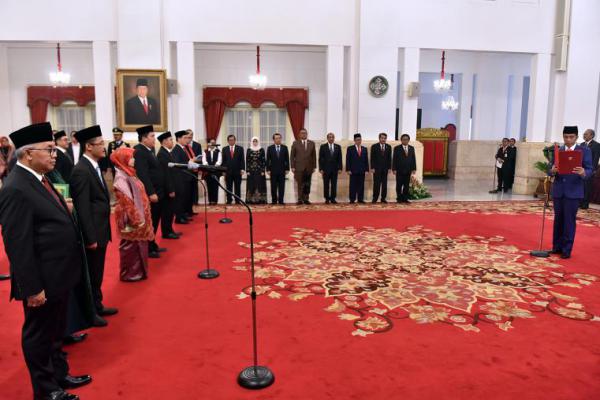 Jokowi Lantik Anggota KPPU di Istana Jakarta