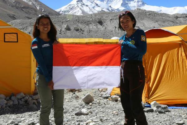 2 Srikandi Indonesia Berhasil Taklukan 7 Gunung Tertinggi di Dunia