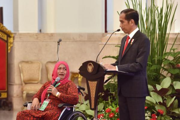 Jokowi Serahkan Penghargaan Universal Health Coverage kepada 7 Pemda