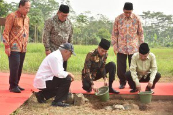 Jokowi Letakan Batu Pertama Pembangunan Univesitas Islam Internasional Indonesia