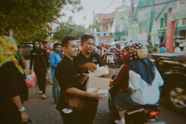 Banom PKB Jatim Bagikan 1500 Takjil CINTA