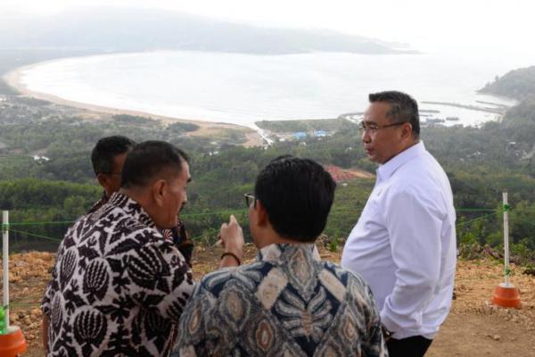 Menteri Eko Kunjungi Destinasi Wisata di Pacitan