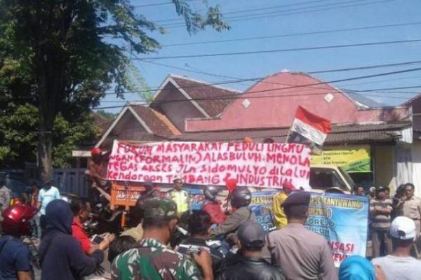 Tolak Industrialisasi, Ribuan Petani Alasbuluh dan Wongsorejo Demo