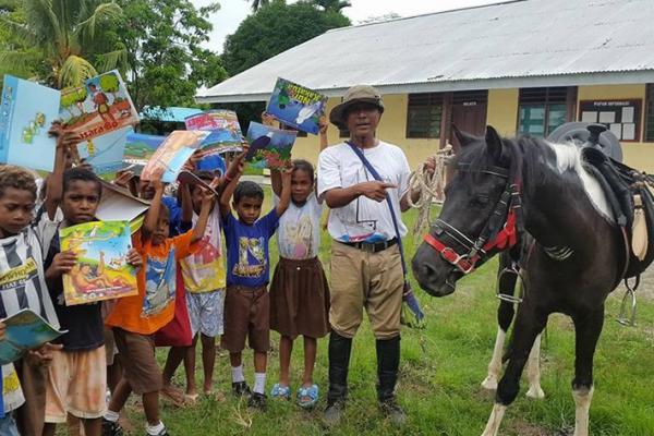 Nirwan Ahmad Arsuka, Si Koboi Penebar Buku Gratis