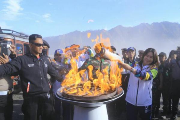 Api Obor Asian Games 2018 Telah Tiba di Gunung Bromo