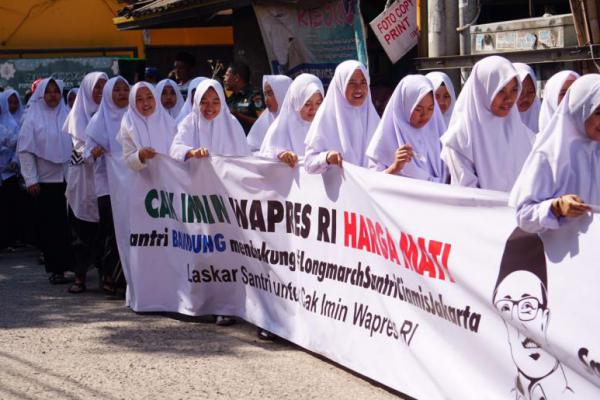 Cak Imin Terharu Melihat Ratusan Laskar Santri Longmarch Ciamis-Jakarta