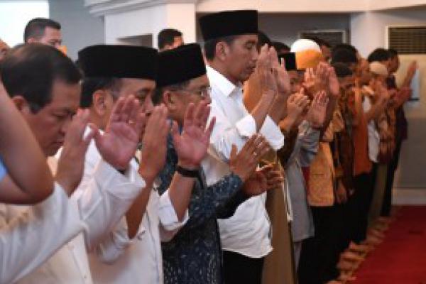 Jokowi-JK Sholat Gaib untuk Korban Gempa Lombok