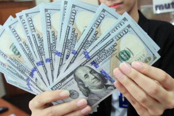 Sinyal Pengetatan Moneter Berlanjut, Dolar AS Ditutup Menguat