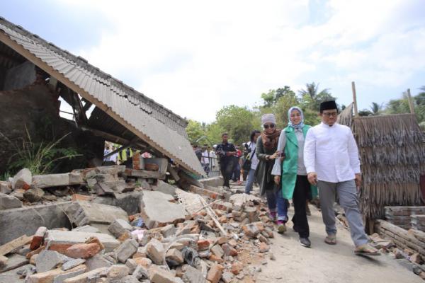 Bersandal Jepit, Cak Imin Keliling Berikan Bantuan Untuk Korban Gempa Lombok