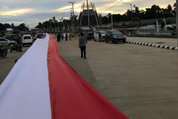 Bendera Merah Putih Terpanjang di Perbatasan Papua Raih Rekor MURI