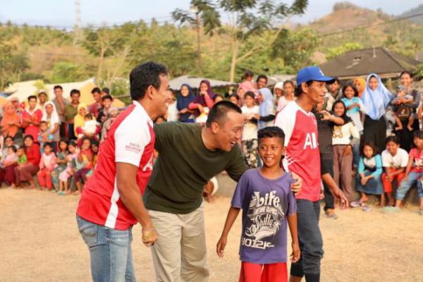 Hilangkan Trauma, Menpora Ajak Anak Korban Gempa Lombok Main Bola