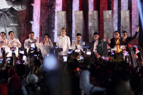 Ribuan Relawan Jokowi-Maruf Amin Masih Padati Tugu Proklamasi