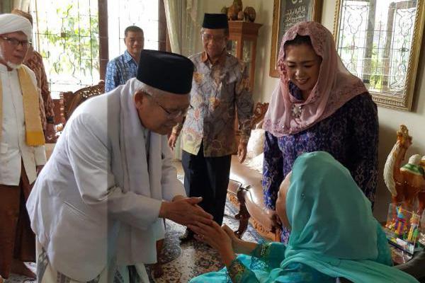 KH. Maruf Amin Sowan ke Ibu Sinta, Yenny Wahid Beri Isyarat dan Cium Tangan 