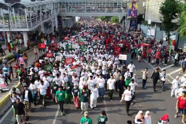 Ribuan Santri Ikuti Jalan Sehat Sarungan di Monas-Bundaran HI