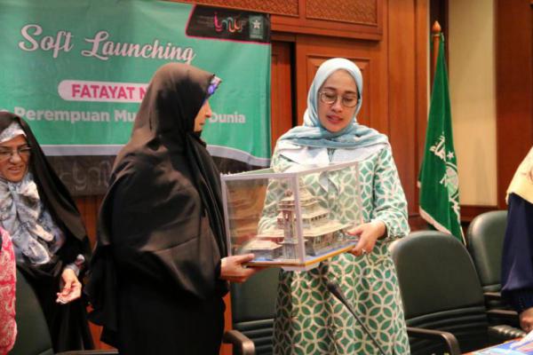 Fateme Hashemi dan Anggota Parlemen Iran Diskusi dengan Fatayat