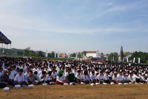 Wow! 12 Ribu Santri Nurul Jadid Paiton Makan Ikan Bersama Menteri Susi