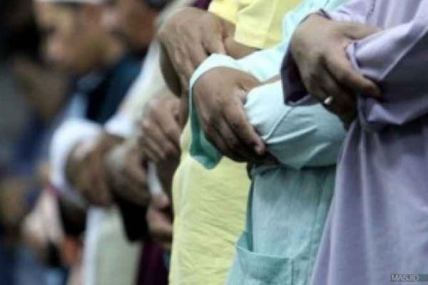 Hukum Makmum Membarengi Gerakan Imam dalam Shalat